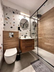 カトヴィツェにあるKościuszki Cozy Apartments Centrumのバスルーム(トイレ、洗面台、シャワー付)
