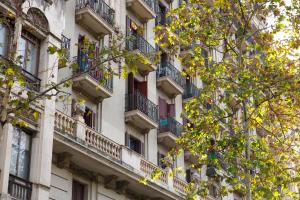 Un edificio de apartamentos en París con balcones. en Stylish Apartment near Plaça España, en Barcelona