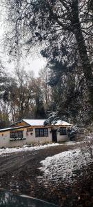 ein Haus ist mit Schnee bedeckt in einem Hof in der Unterkunft 'T boshuisje in Opglabbeek