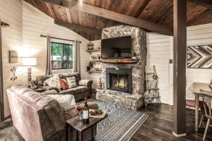 a living room with a couch and a fireplace at Peak In The Pines in Ruidoso