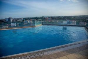 uma grande piscina no topo de um edifício em Madaraka 2 Bed apartment with Rooftop pool. em Nairobi