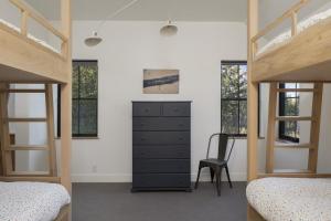 Katil dua tingkat atau katil-katil dua tingkat dalam bilik di Modern Luxury Home with Hot Tub Near the Tetons Targhee and Jackson Hole