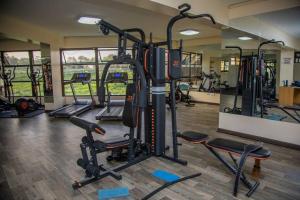 een fitnessruimte met verschillende loopbanden in een kamer bij Madaraka 2 Bed apartment with Rooftop pool. in Nairobi