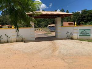 a house with a gate and a palm tree at Aconchego da bocaina in Cunha