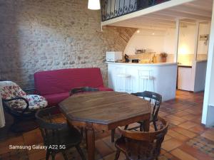 - un salon avec une table et un canapé rouge dans l'établissement Mas Sant Salvador, à Bompas