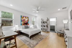 1 dormitorio con 1 cama con una pintura en la pared en East Side Marvel, en Austin