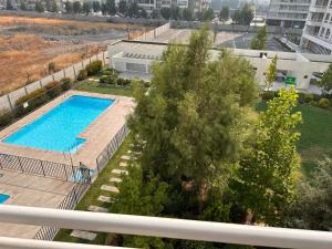 - une vue sur la piscine située dans un bâtiment dans l'établissement Depto Completo a 15 minutos del aereopuerto y frente al Mall, à Santiago