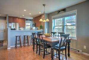 cocina con mesa de comedor y sillas en Carolina North by VCI Real Estate Services, en Beech Mountain