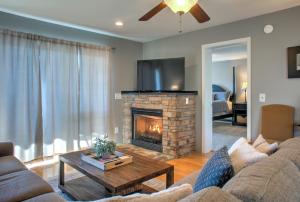 sala de estar con sofá y chimenea en Carolina North by VCI Real Estate Services, en Beech Mountain