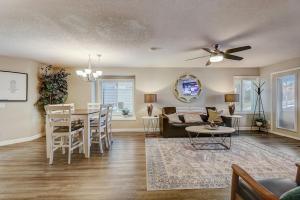 un soggiorno con un divano e un tavolo di Home Sweet Getaway for Families and Adults a Wisconsin Dells