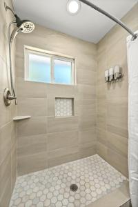 W łazience znajduje się prysznic wyłożony kafelkami. w obiekcie Redbud Rhythms Retreat w mieście Austin
