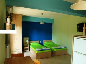 um quarto com duas camas e uma mesa em Casa di Maura em Lefkada