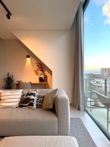 Posezení v ubytování MOLO roof - stylish penthouse with marina view Blankenberge within walking distance from the sea - 15 km from Bruges