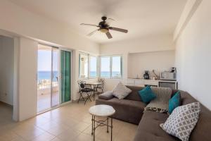 een woonkamer met een bank en een tafel bij MariaMar Suites in San José del Cabo