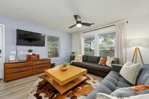 Una sala de estar con un sofá y un televisor. en Oak Grove Bungalow, en Austin