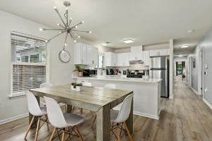 Una cocina y un comedor con mesa y sillas de madera. en Oak Grove Bungalow, en Austin