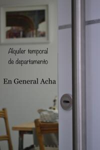 General Acha的住宿－SIME Depto Urbano，冰箱,桌子