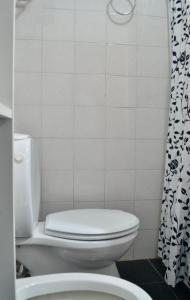General Acha的住宿－SIME Depto Urbano，浴室设有白色卫生间和淋浴帘。