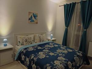 1 dormitorio con 1 cama con manta azul en Apartament Ramonte, en Zărneşti