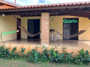 Elle offre une vue sur l'extérieur d'une maison dotée d'une terrasse. dans l'établissement Aguas de São Pedro lugar Familiar e Aconchegante, à São Pedro