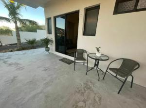 un patio con mesa y sillas en una casa en La Ventana Apartments Cactus 1, en La Ventana