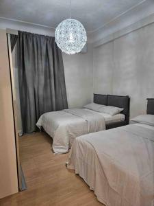 - une chambre avec 2 lits et un lustre dans l'établissement Lemon House in the center Pesante, à Sanremo