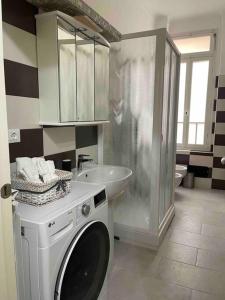 ein Badezimmer mit einer Waschmaschine und einem Waschbecken in der Unterkunft Lemon House in the center Pesante in Sanremo