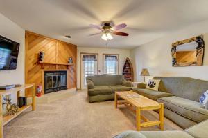 un soggiorno con divano e camino di Brown Family Condo for Families Golf Trips and Girls Getaways a Wisconsin Dells