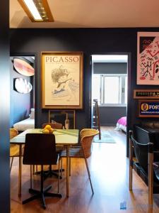 - une salle à manger avec une table et des chaises dans l'établissement Y Trendy Arthouse Boavista, à Porto