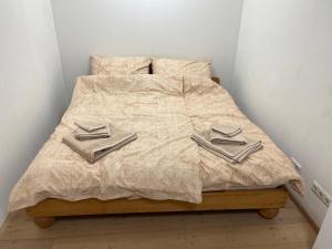 Villa Kinderbunt Linz في لينز: غرفة نوم عليها سرير وعليها نعال