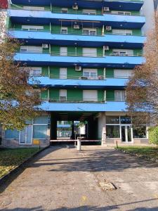 pusty parking przed niebieskim budynkiem w obiekcie Apartment Lenbonne w Zagrzebiu