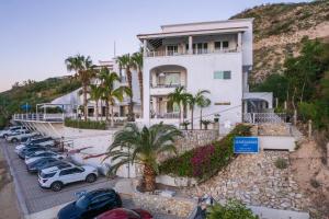 un edificio con coches estacionados en un estacionamiento en MariaMar Suites, en San José del Cabo