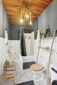 een badkamer met een bad, een toilet en een wastafel bij DD_Homes - Große 4 Raum Wohnung Andernach am Rhein mit Terrasse in Andernach