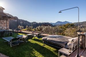 einen Hinterhof mit einer Couch und Stühlen auf dem Rasen in der Unterkunft La Terrazza di Laurino in Laurino