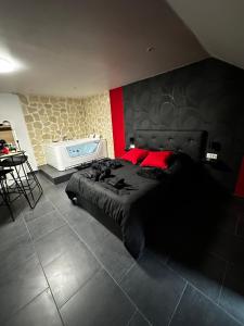 een slaapkamer met een groot bed met rode kussens bij Msroom in Le Val-dʼAjol