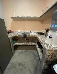 uma cozinha com um lavatório e uma bancada em La Ventana Apartments Biznaga 2 em La Ventana