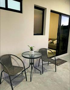 uma mesa com duas cadeiras e uma mesa com uma planta sobre ela em La Ventana Apartments Biznaga 2 em La Ventana