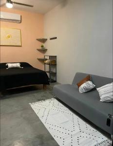 uma sala de estar com um sofá e uma cama em La Ventana Apartments Biznaga 2 em La Ventana