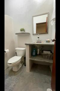 uma casa de banho com um WC branco e um lavatório. em La Ventana Apartments Biznaga 2 em La Ventana