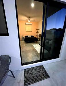 uma vista para um quarto com um sinal de boas-vindas no chão em La Ventana Apartments Biznaga 2 em La Ventana