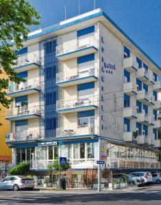 un edificio con un cartel en el costado en Hotel Los Angeles - Fronte mare, en Riccione