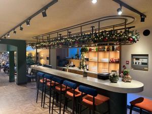 un bar in un ristorante con sgabelli di Hotel Nicolaas Witsen ad Amsterdam