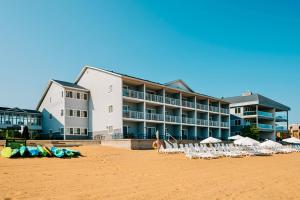 un hotel en la playa con sillas y sombrillas en Grand Beach Resort Hotel en Traverse City
