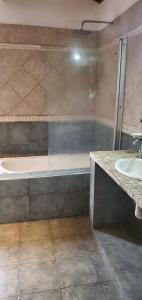 ein Badezimmer mit einer Dusche, einer Badewanne und einem Waschbecken in der Unterkunft Espectacular casa en country in Guernica