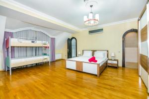 - une chambre avec un lit orné d'une fleur rose dans l'établissement VIP Apartment PARMALAT, à Baku