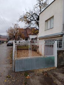 une clôture blanche devant une maison dans l'établissement Sobe SANjA, à Pirot