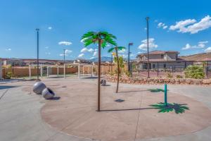 einen Park mit einer Palme und einem Kreuz in der Unterkunft Paseos 1121 Sleeps 15, Private Hot Tub, Near Sand Hollow, and Quail Lake in Washington