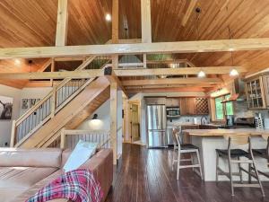 Η κουζίνα ή μικρή κουζίνα στο Hot Tub & Fire Pit~The Pines Chalet
