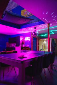 Fotografie z fotogalerie ubytování Capsule Boogie-Woogie - JACUZZI - SAUNA - BILLARD - JEUX - ECRAN GÉANT - FILET SUSPENDU - NETFLIX v destinaci La Louviere