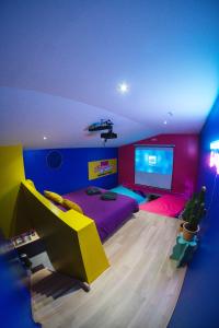 TV o dispositivi per l'intrattenimento presso Capsule Boogie-Woogie - JACUZZI - SAUNA - BILLARD - JEUX - ECRAN GÉANT - FILET SUSPENDU - NETFLIX